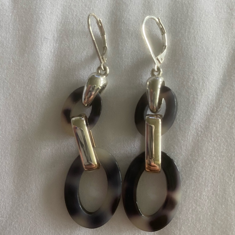Gray tortoise and silver tone fashion earrings.